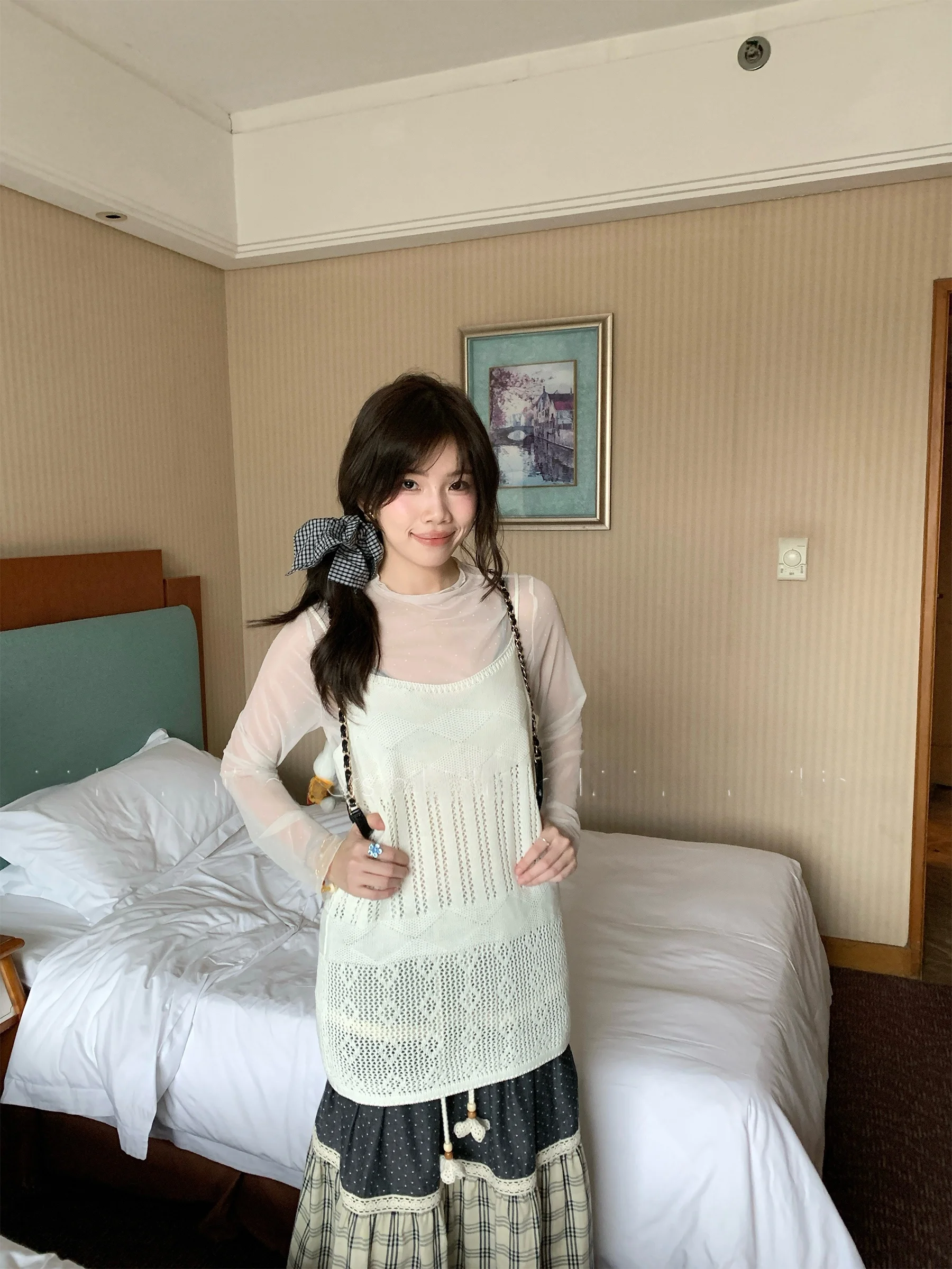 

Женский топ с длинным рукавом и высоким воротом в горошек, из других материалов, весна 2026, модный тренд