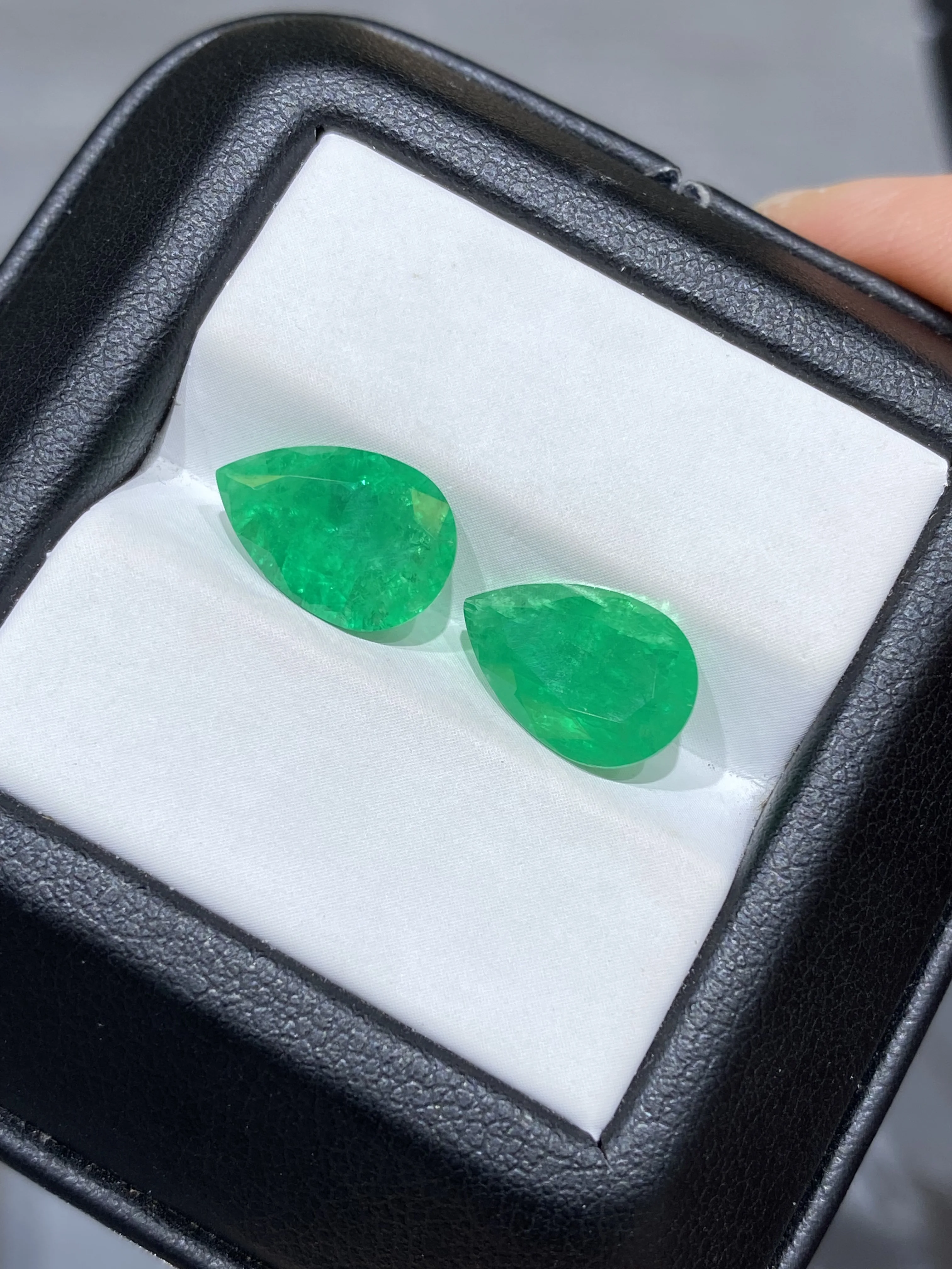 onedia-lab-grown-emerald-stone-con-inclusioni-forma-di-pera-colombiana-con-certificato-agl-per-la-creazione-di-gioielli