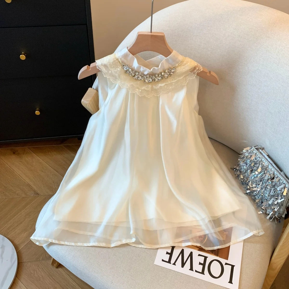 

Элегантная женская летняя блузка с изысканной вышивкой, круглым вырезом и открытыми плечами, приталенного кроя