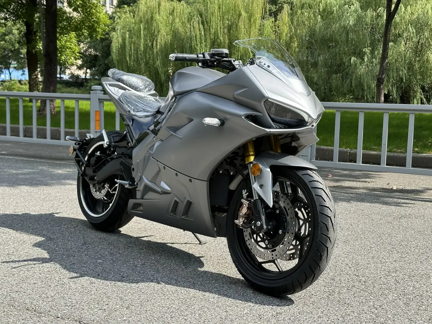 The latest newenergy lithium batteryhighspeed DUCATI Full Size Sport Powerful 5000W Customized Cool Electric Scooter Motorcycles