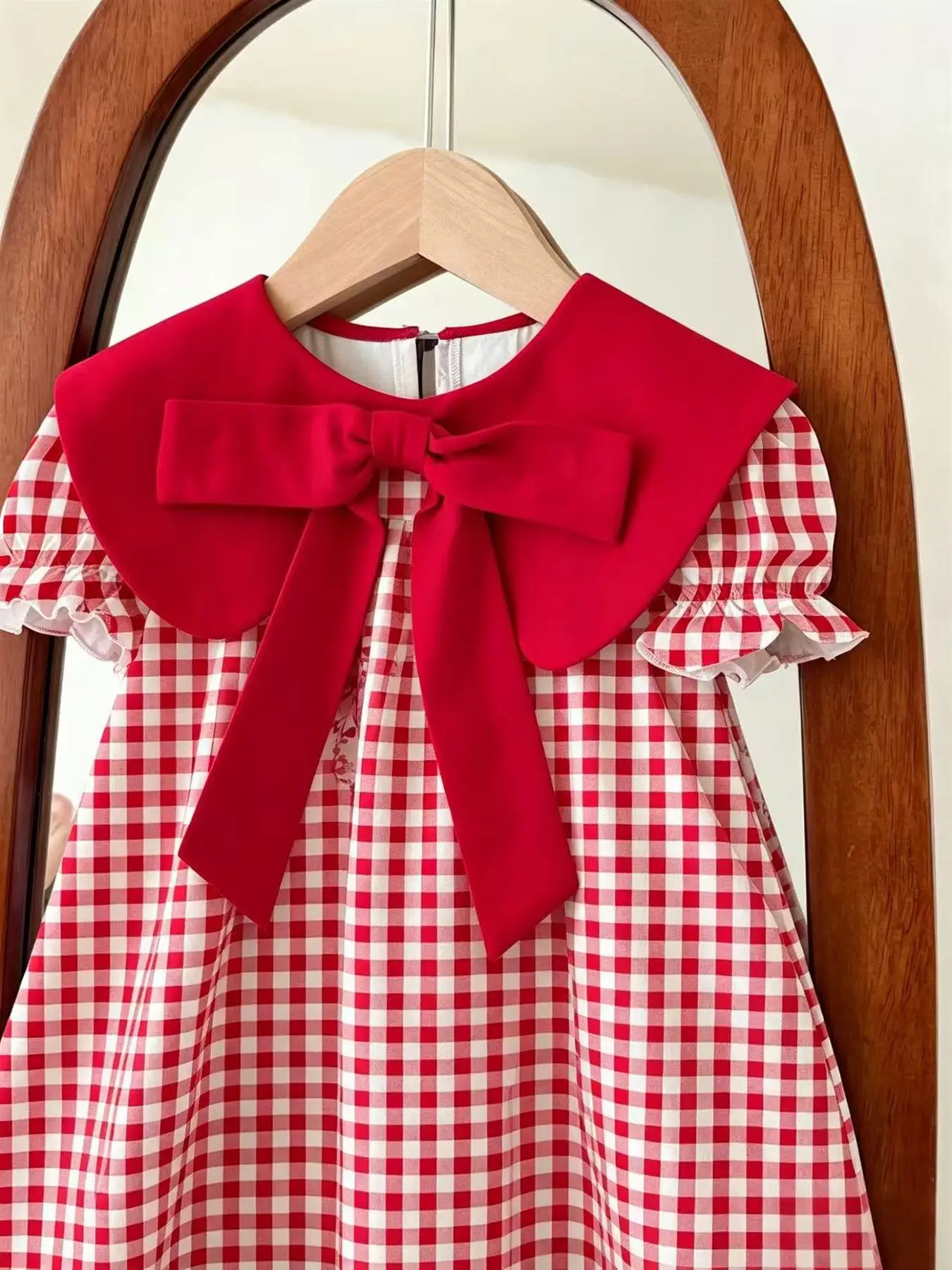 Lässiges Kleid mit Rundhalsausschnitt und kariertem Muster für Kinder, mit aufgesetztem Kragen, Schmetterlings-Schleife und kurzen Ärmeln. – Detail 7