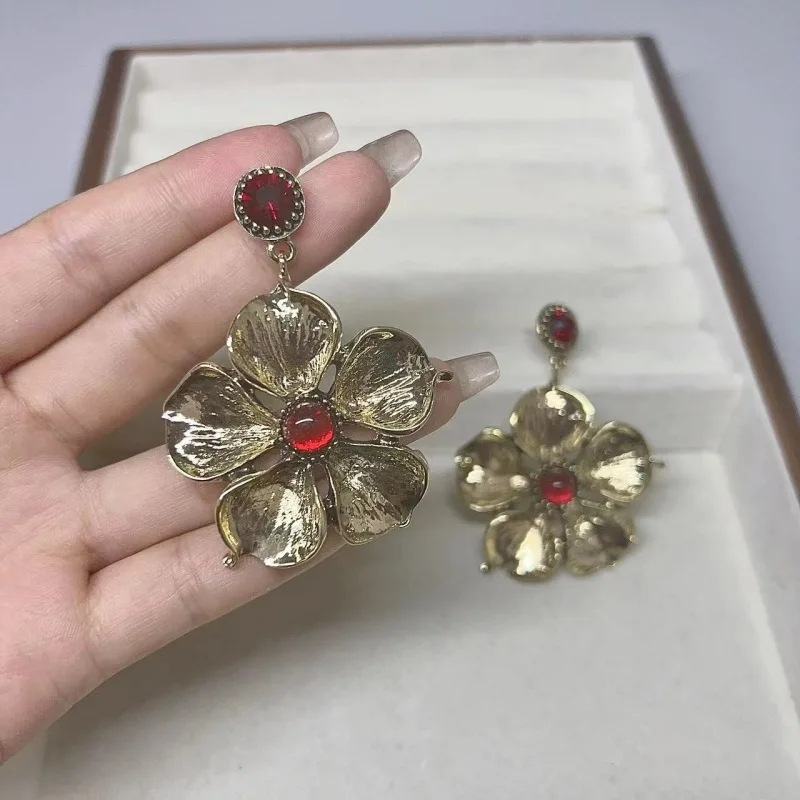 Medieval Vintage Flower Pendant Earrings Exaggerated Personality Stud Earrings Luxury Temperament Red Women Jewelry Accessories