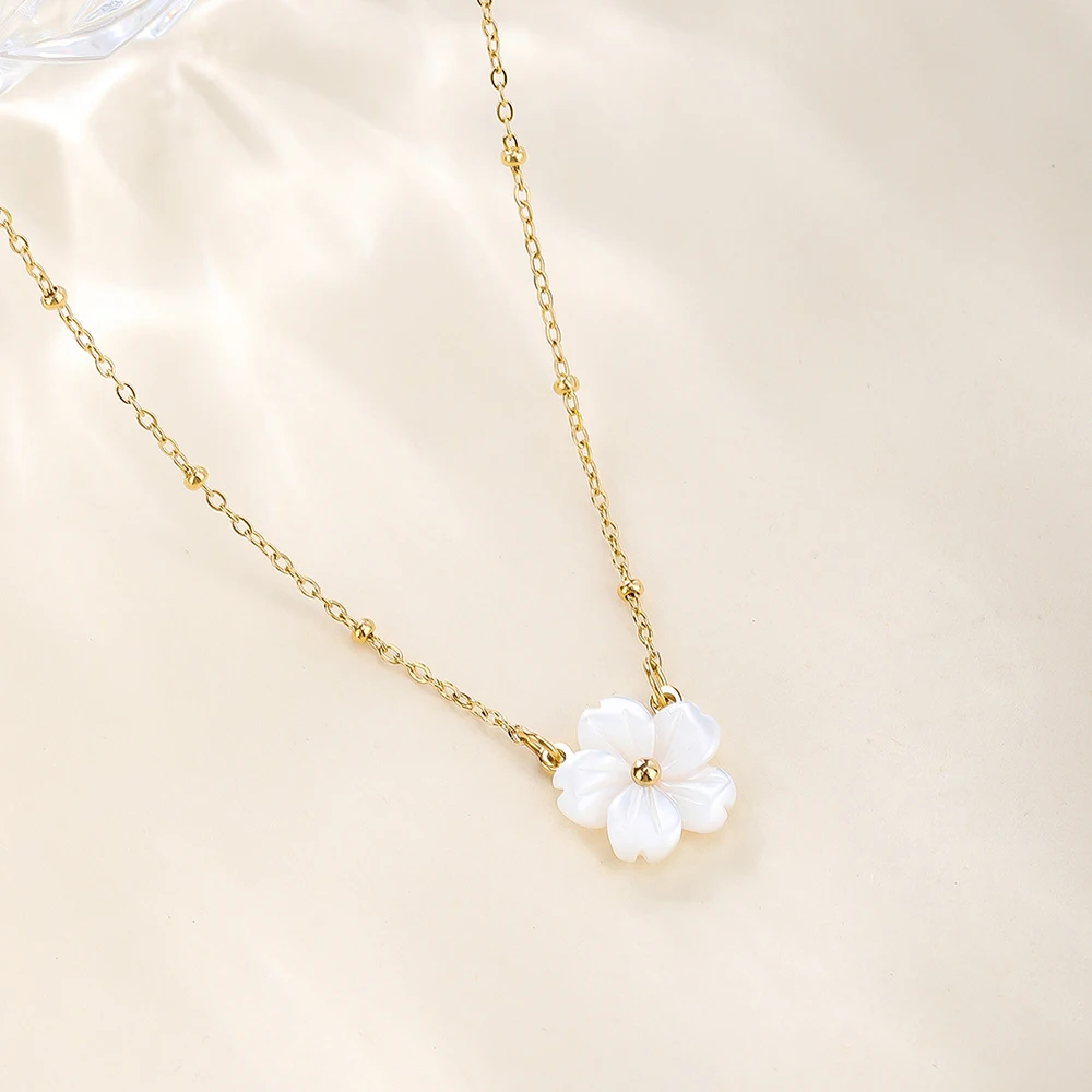 L104 White Shell Peach Blossom Beautiful Flower Necklace, ins fashionable, individual and elegant, Stainless stee plated 18K gol