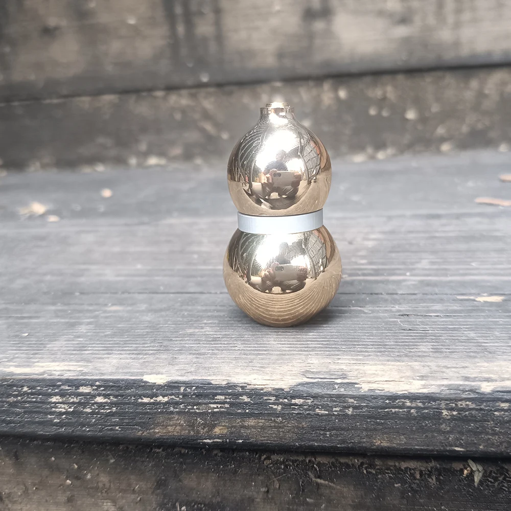 이 금속 호리병 모양의 피젯 스피너는 자석 버튼과 슬라이더가 있어 휴대가 간편하고 스트레스 해소에 도움이 됩니다.