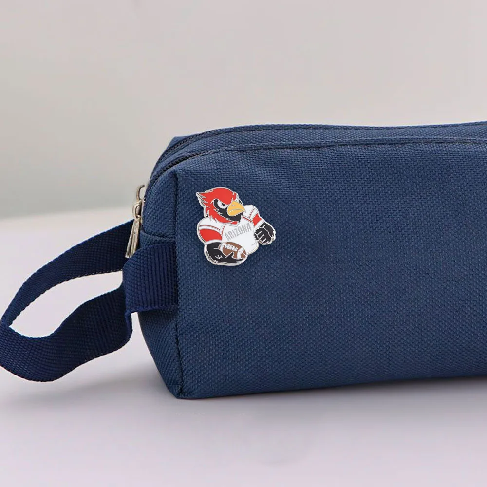 Arizona Football Cardinal Emaille-Pin Sportteam-Maskottchen-Brosche für Fans Spieltag Rucksack Kleidungszubehör Schmuck Geschenk – Detail 5