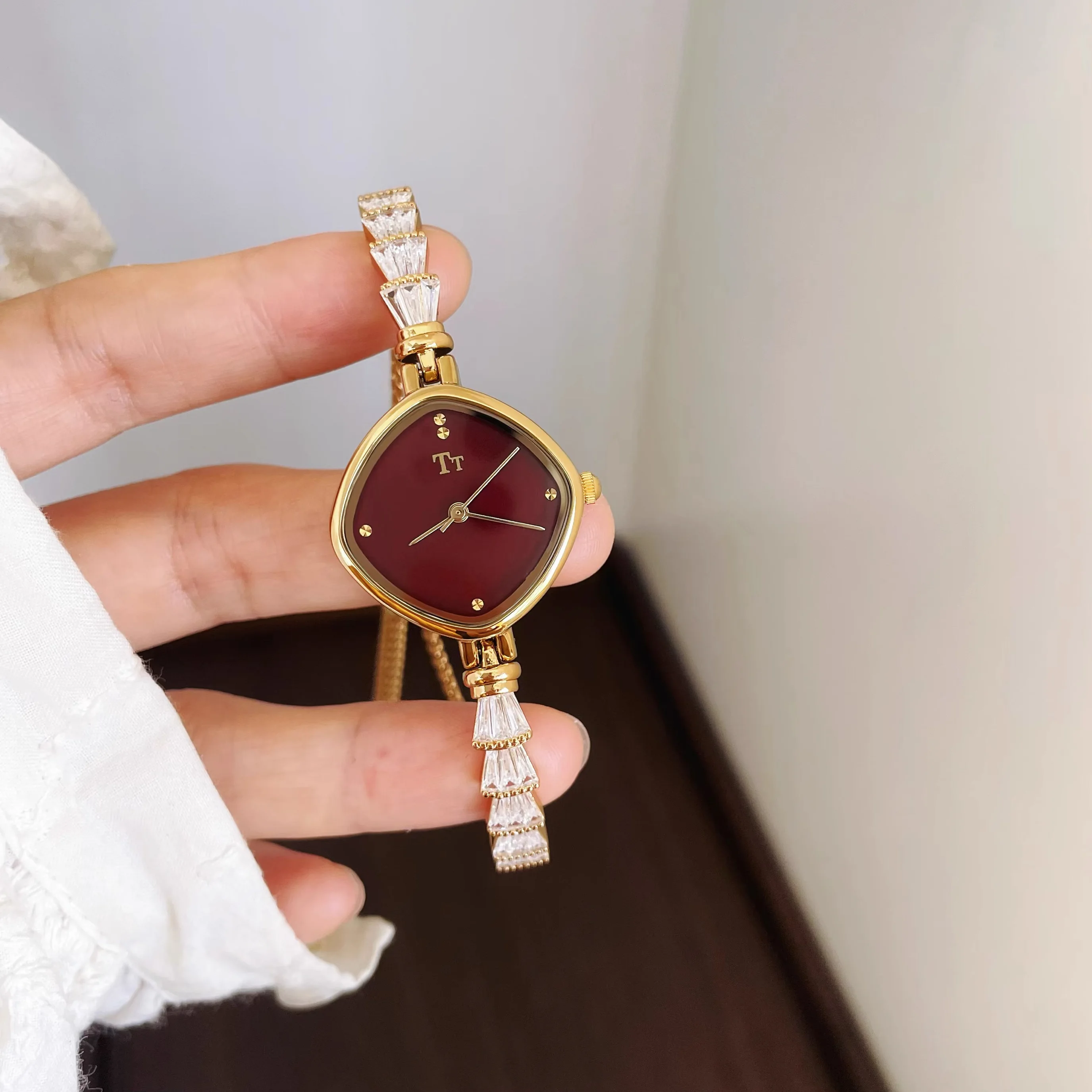 

Новинка: Винтажные изысканные женские часы из латуни с тонким ремешком и большим циферблатом, кварцевые часы для женщин