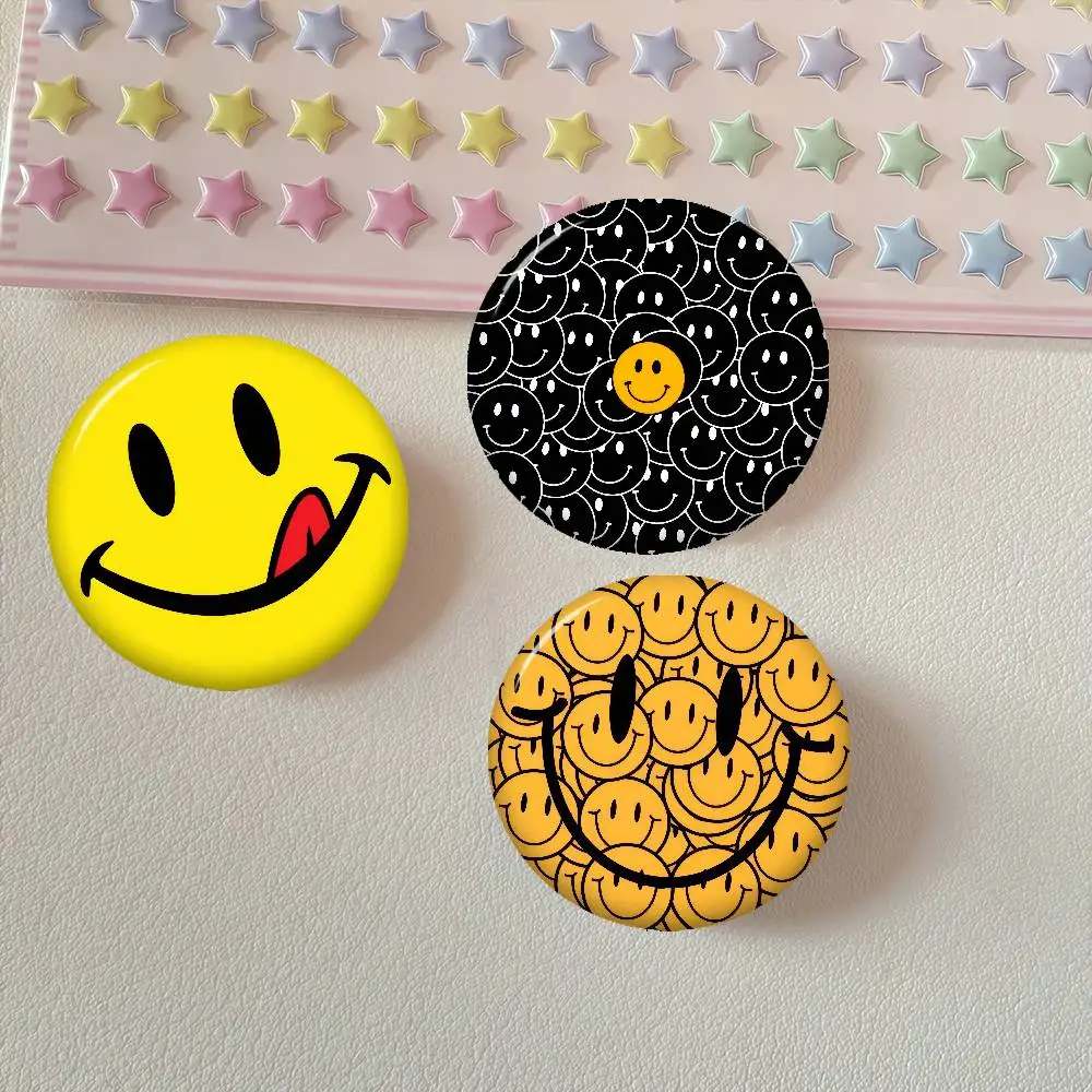 Cartoon fun cute Smile   Anime Brooches Cute Cartoon Badge Jacket Jeans Lapel Pin Gift Accessorie