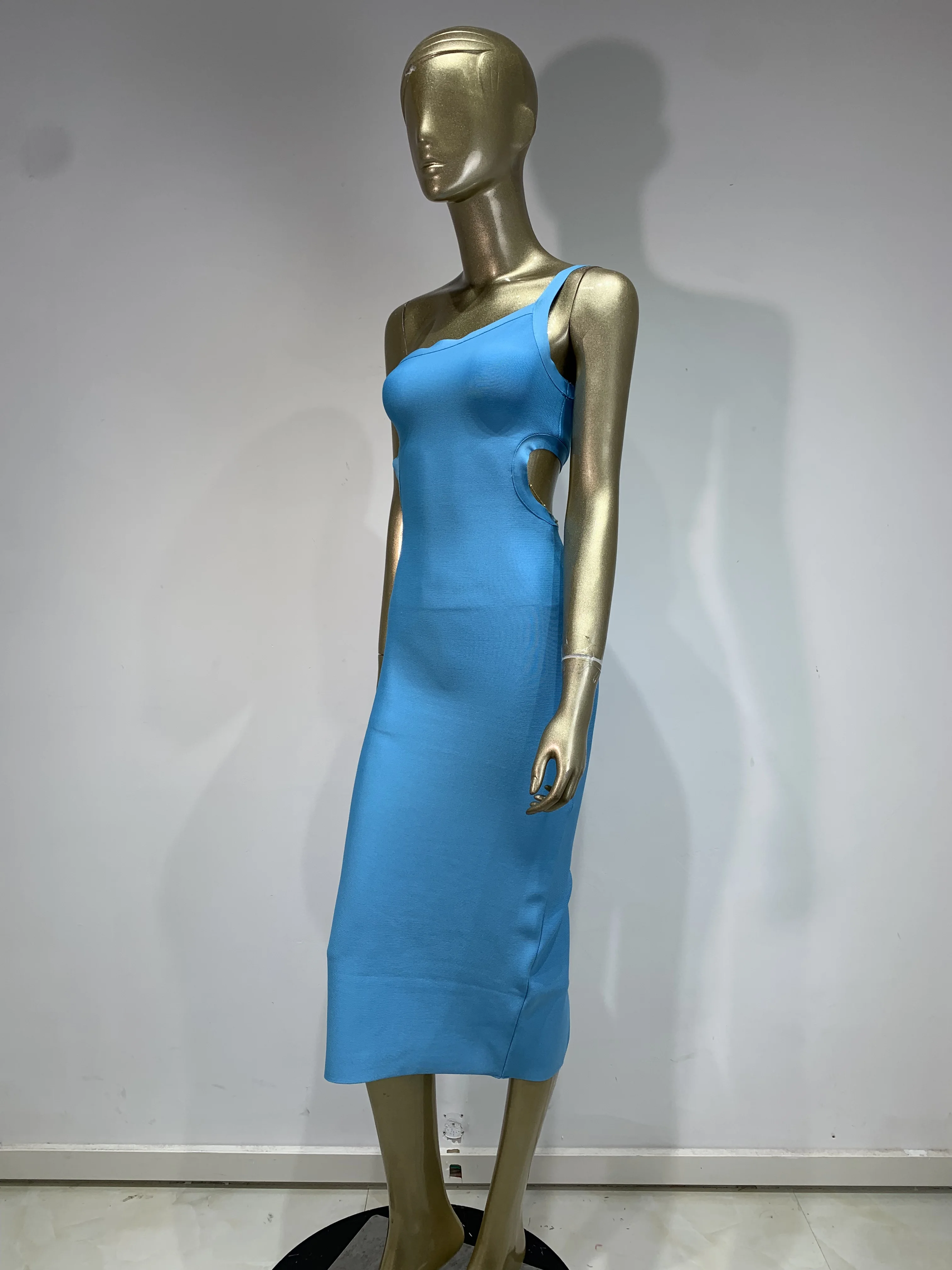 ผู้หญิงฤดูร้อน Sky Blue ผ้าพันคอ High Street หนึ่งไหล่ตัดโซ่กลับ Midi ลูกวัวชุดราตรียาวชุด Guest Looking