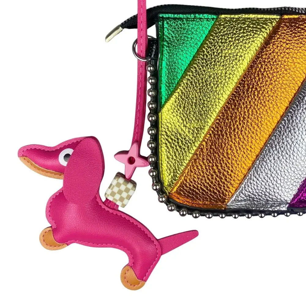 Llavero de cuero de perro salchicha con trébol de cuatro hojas y abalorio de cuentas a cuadros, costuras detalladas, regalo lindo único, cuero PU