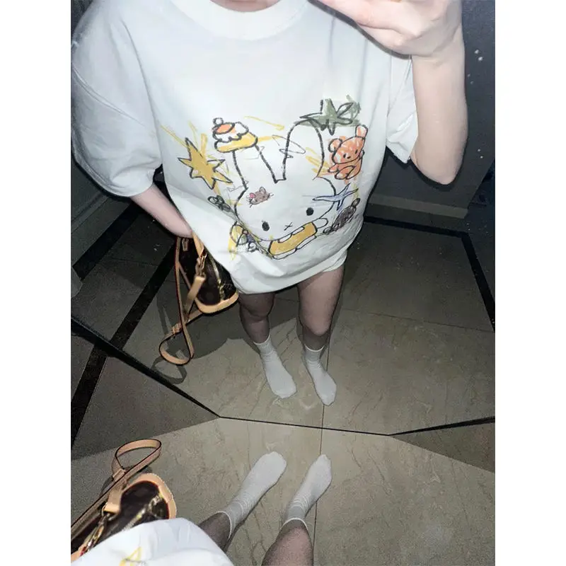 T-shirt Kawaii Miffy ​ ​ Graffiti de lapin de dessin animé mignon sans effort HK rétro ​ ​   Haut décontracté surdimensionné pour les jeunes, tendance streetwear unisexe
