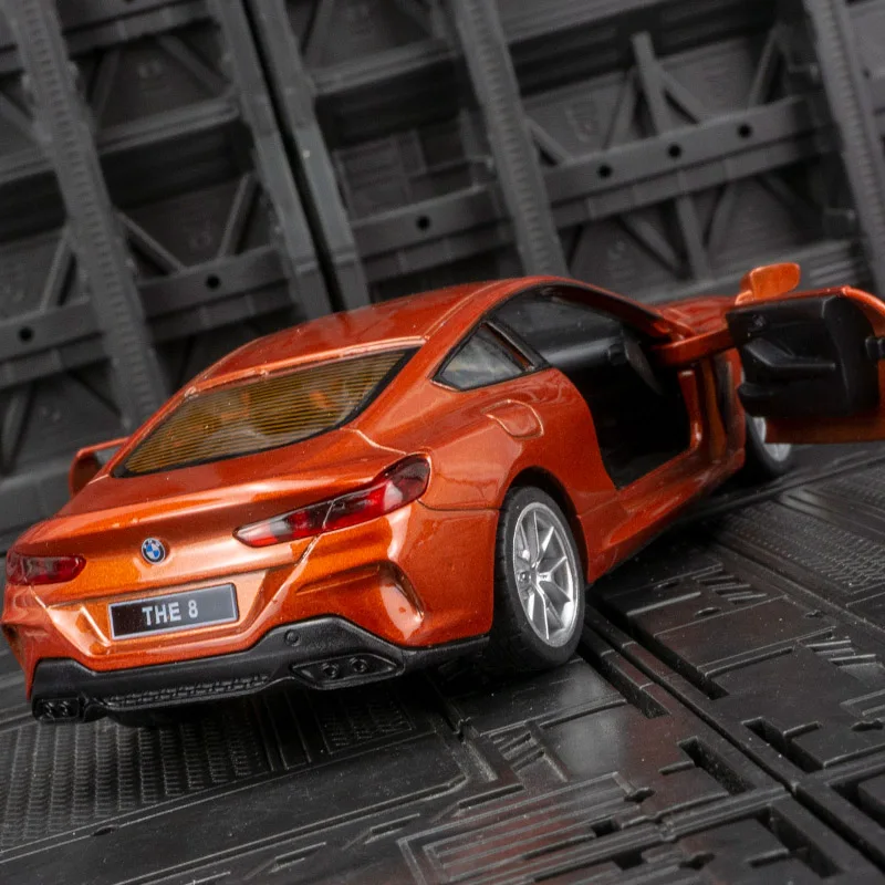 1:35 BMW M850i 合金車モデル装飾品ダブルドアプルバックおもちゃの車の少年の誕生日プレゼント