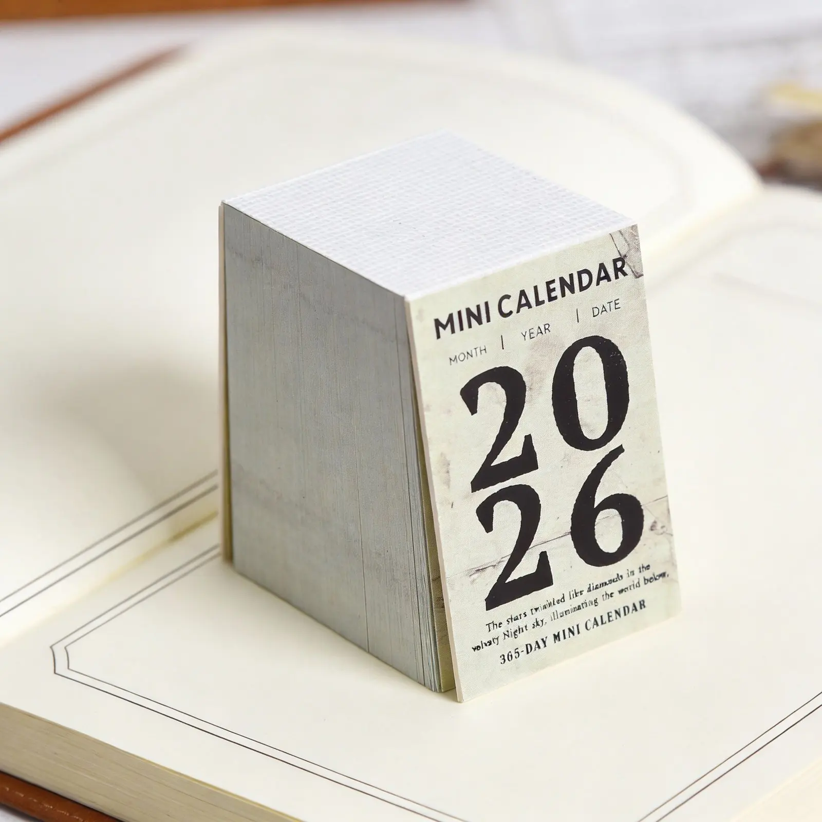 

Мини-календарь-отрывашка 2026: Винтажный минималистичный ежедневный планировщик для стола и дома