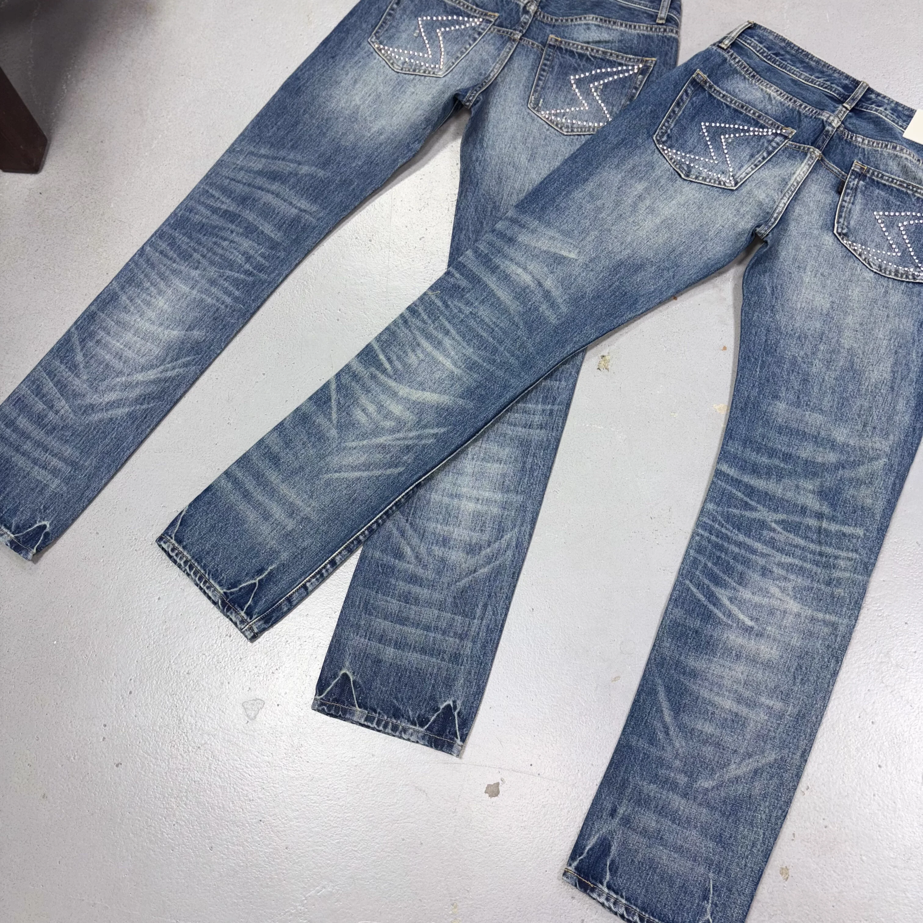 العلامة التجارية الجديدة Undercover كلمات التطريز Thunderbolt مستقيم بانت الجينز القطن الدنيم السراويل الراحة جينز غير رسمي حجم 1 2 3 # NE138 #5