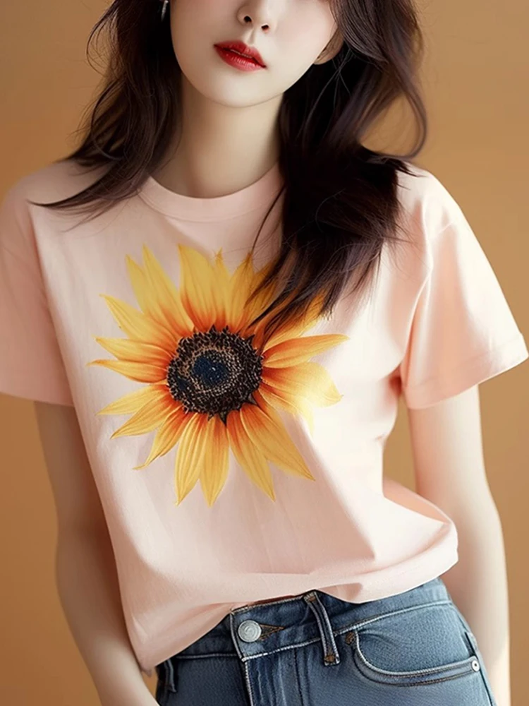 

Свободный крой, 100% хлопок, короткий рукав, круглый вырез, пуловер, топ в корейском стиле с цветочным принтом, универсальная футболка для женщин, визуально стройнящая фигуру.