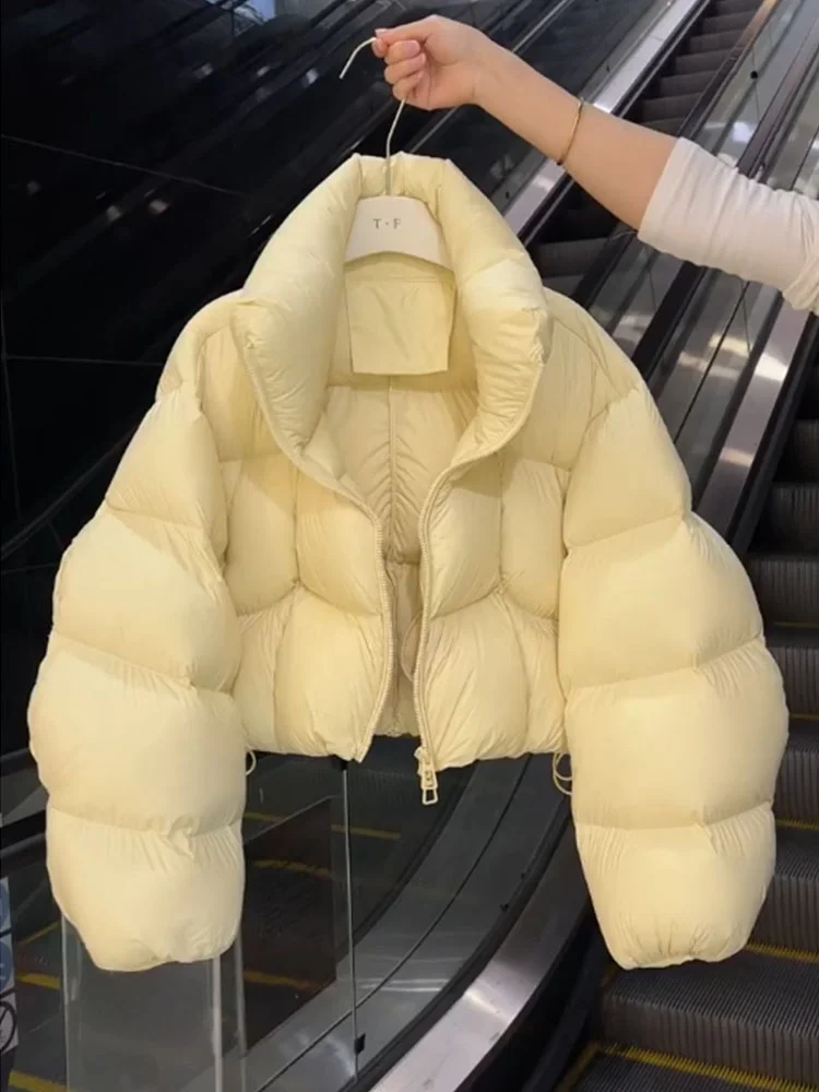

Уникальное супер милое желтое пышное женское пуховое пальто зимы 2025 года, новое маленькое пальто для поездок на работу, корейская версия