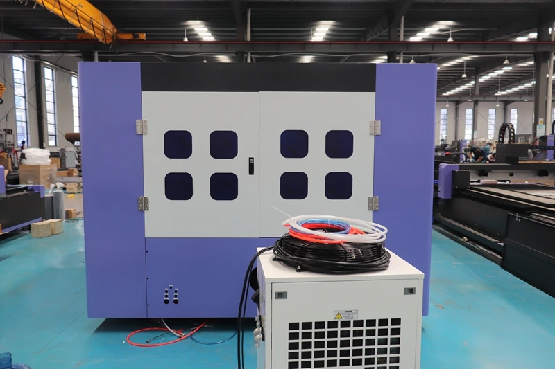 Economical Product 6kw fiber laser cutting machine with exchange tables and full closed