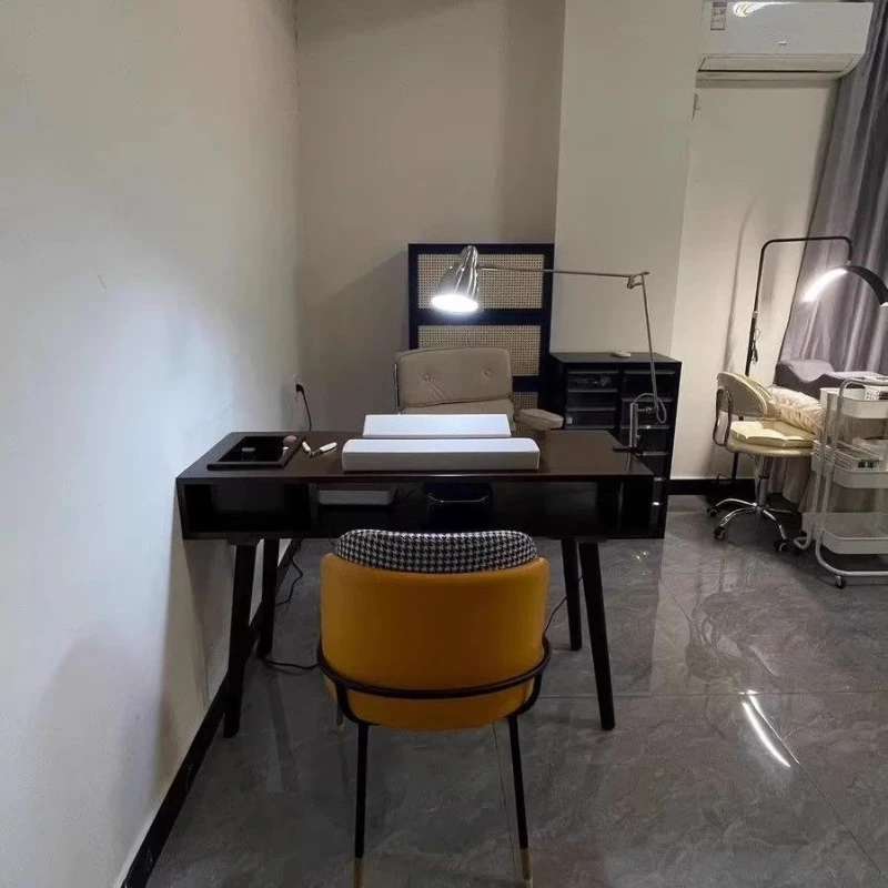 Manicurist Modern N…