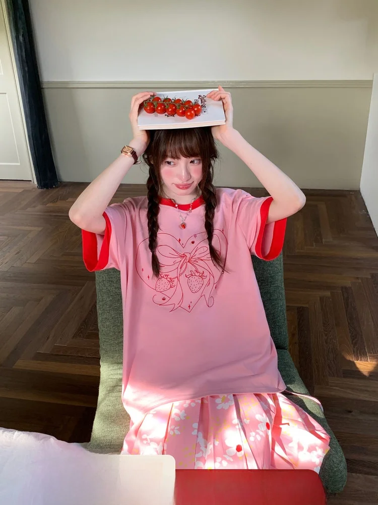 

Summer Pink Strawberry Sweet round Neck T-Shirt Women's Loose Design Anti-Aging Foundation White Flower Pleated Skirt Set