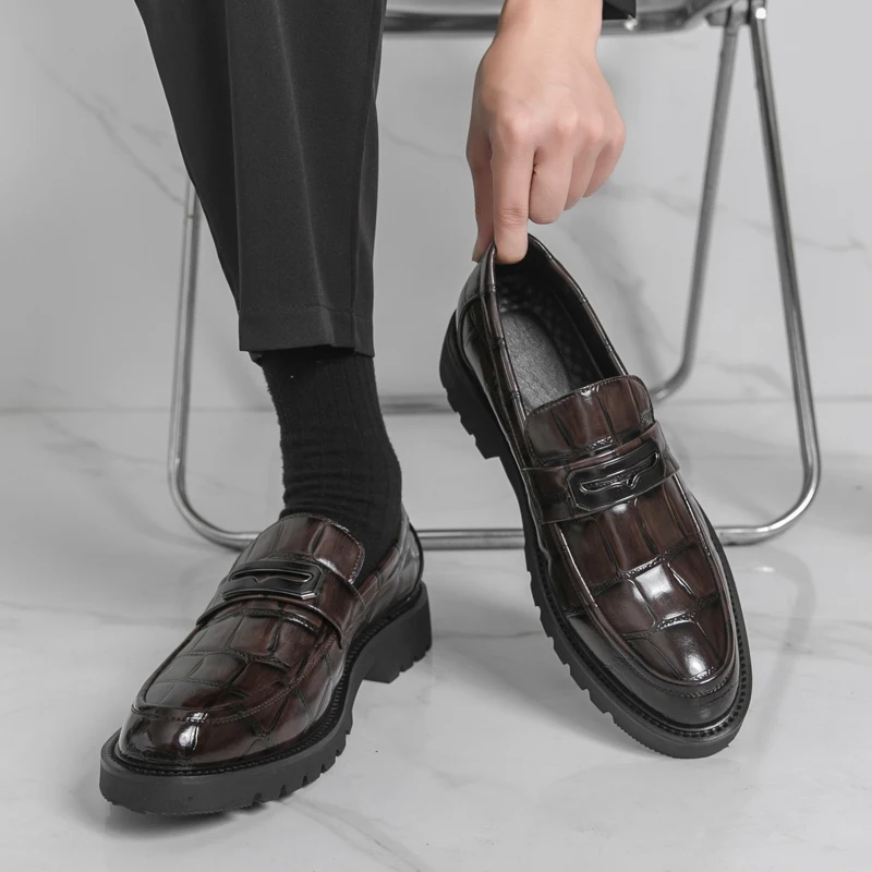 

Spring Fashion Men Crocodile Patterned Thick Soled Round Head Shoes Brand Classic Brown /Black Men Comfortable Fit Formal Shoe