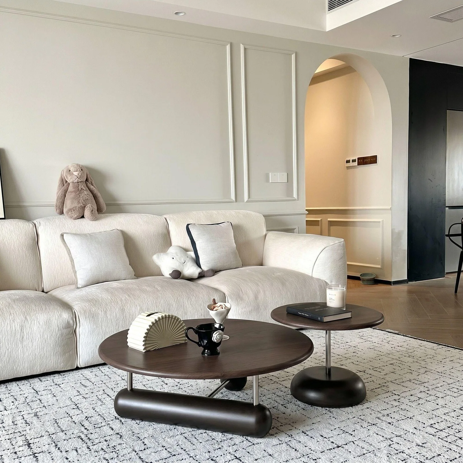 HYS round solid wood coffee table small apartment living room home new light luxury high-end sense antique young people