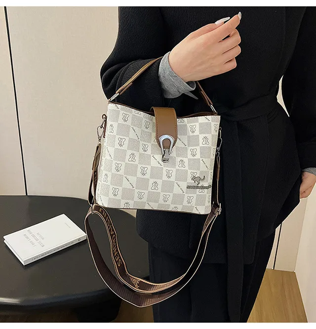 

The new checkerboard large-capacity stylish and versatile cross-body tote bag