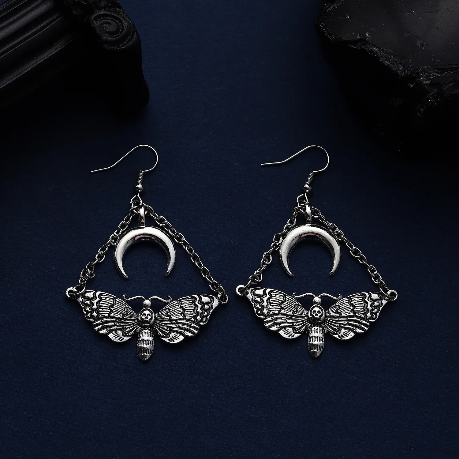 Boucles d'oreilles Punk Moth Moon pour femmes et hommes, motif de crâne d'insecte, bijoux à tige, cadeaux de fête, décor gothique, 1 paire, 2024