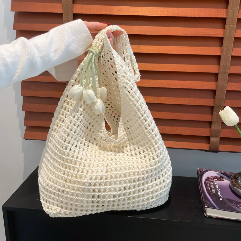 Neue süße häkeln Umhängetasche Freizeit mit Tulpe Anhänger Strand hohle Handtasche einfarbig Urlaub gewebte Totes Tasche Sommer