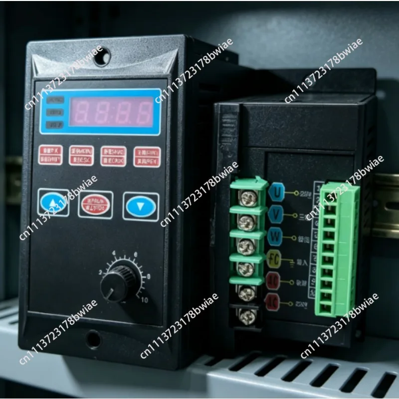 Simple Motor Speed Regulator 220V Single-Phase Input Three-Phase Output T13 Inverter Frequency Converter YK-750w