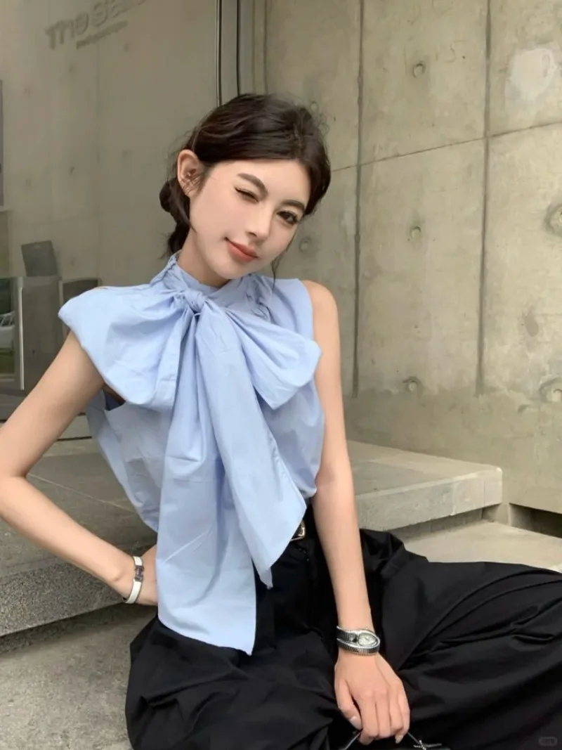 

Элегантный женский комплект в французском стиле: блузка без рукавов с бантом и брюки с широкими штанинами