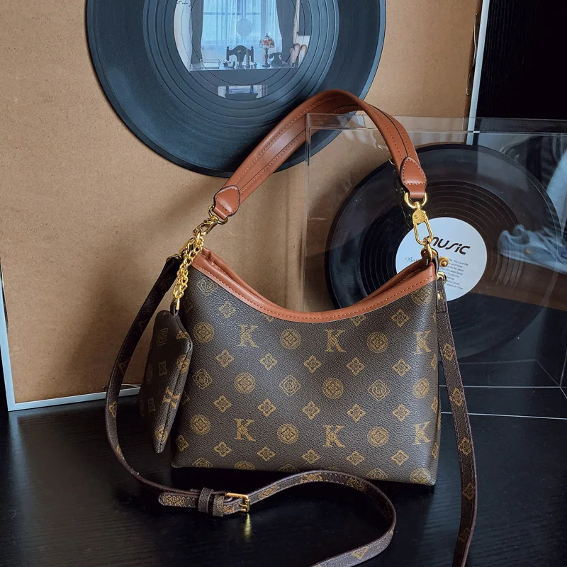 حقيبة يد واسعة لعام 2025، محفظة كتف لوكس للنساء، حقيبة سفر بسيطة، حقيبة كلاسيكية ليلاً ونهارًا، حقيبة مطار عصرية ​