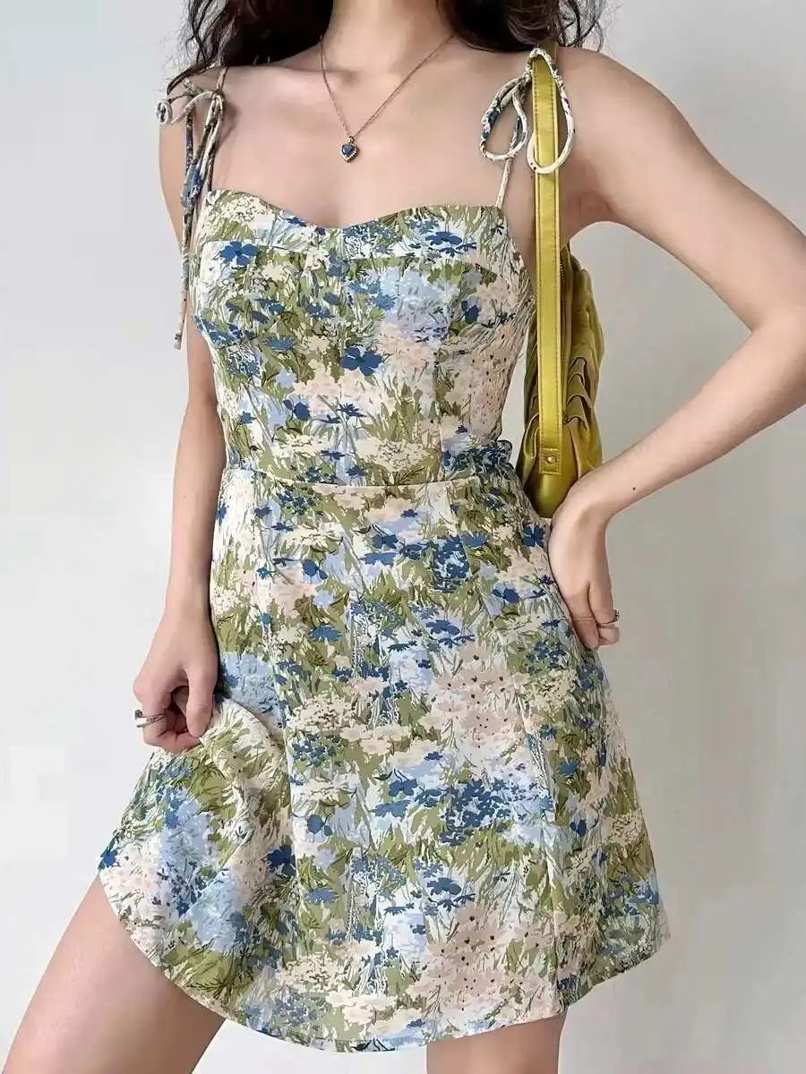 صيف جديد 2024 النمط الأوروبي الأمريكي سليم الدانتيل يصل منخفضة الرقبة عارية الذراعين فستان بكتافة المرأة عالية الخصر التفاف الورك فستان قصير YKT3