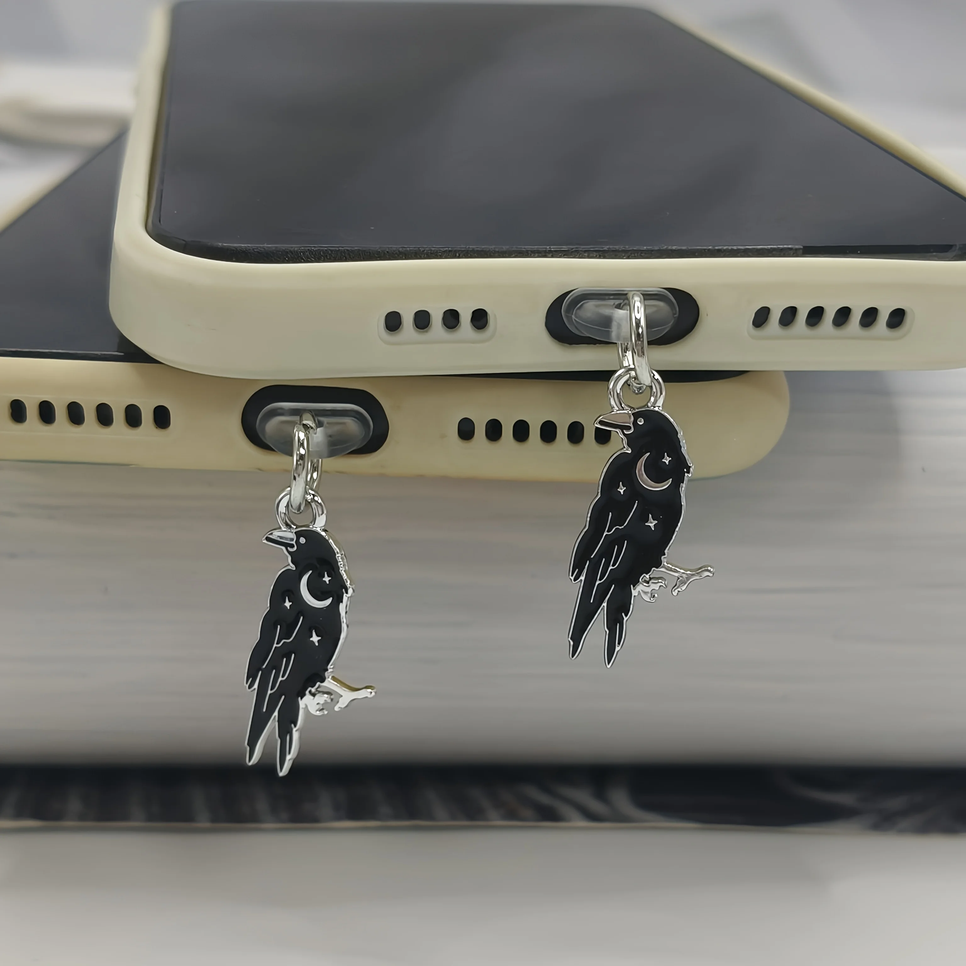 1 unidad de tapón antipolvo para teléfono móvil con diseño de cuervo, cubierta antipolvo con colgante de ala de águila negra, adecuado para el puerto de carga de smartphones