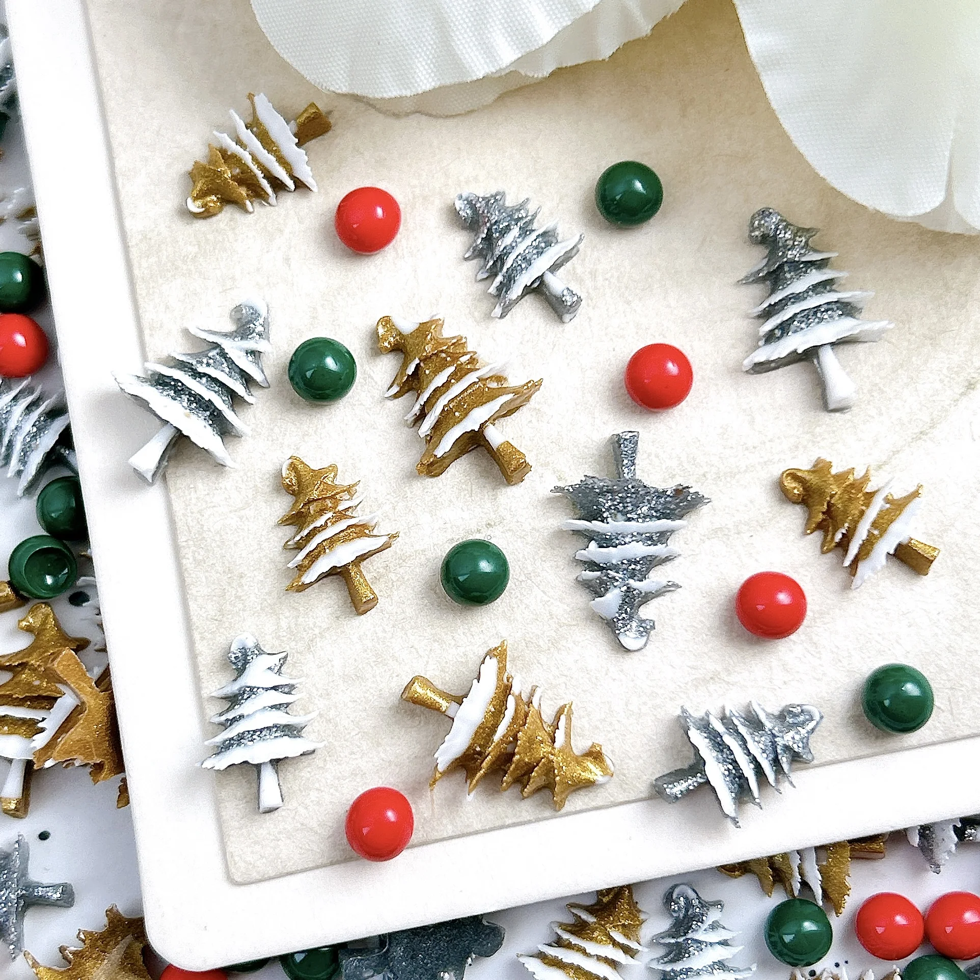 60個入り 3D カラフル フラットボトム クリスマスボール レジン ネイルアートデコレーション クリエイティブなシミュレーションクリスマスツリー ネイルチャーム DIY用