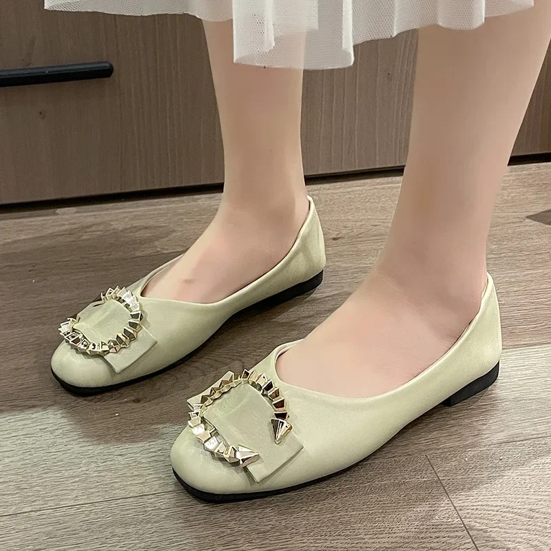 Sepatu Flat kasual elegan dan nyaman wanita, sepatu wanita mulut dangkal, hiasan logam datar mode musim panas dan semi 2024