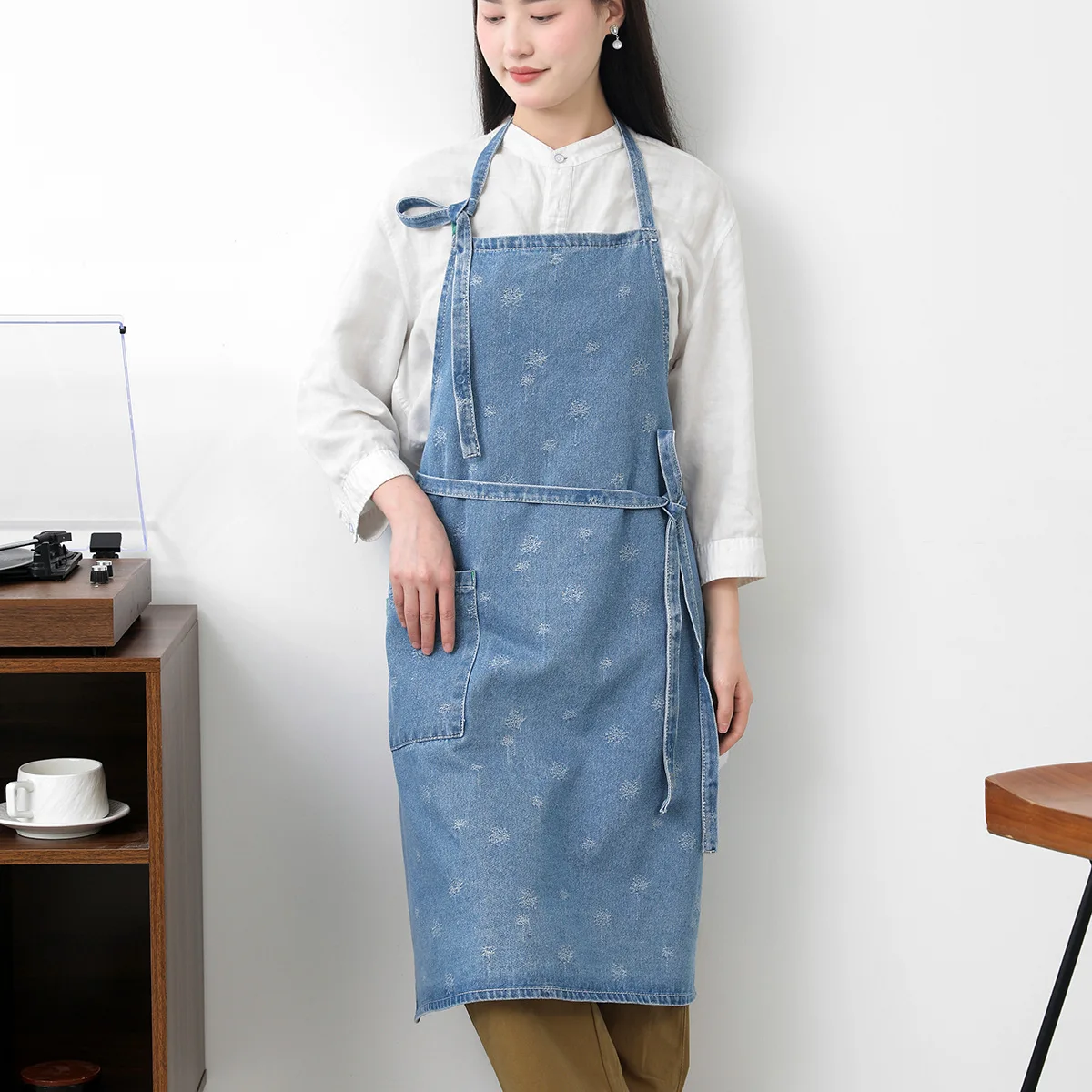 

Корейский простой хлопковый джинсовый жаккардовый фартук с подвесным воротником, регулируемый рабочий фартук, кофейная живопись, кулинария, синий фартук