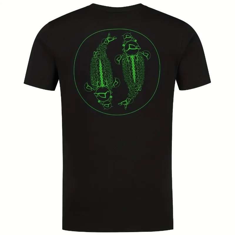 T-shirt de pêche à la carpe Orda Mandala - Un t-shirt décontracté à col rond, parfait pour toutes les saisons, mettant en valeur le célèbre logo Korda et un motif de carpe.