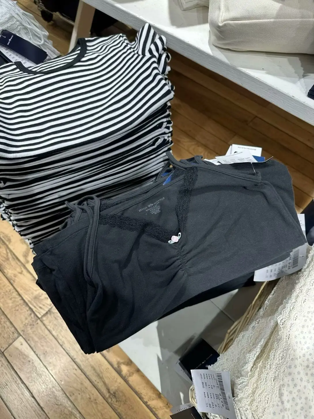 BrandyGirl Jennie 3D Flower V-Ne Lace BM Crop Top Women's Pure Cotton Vest Street Sle Slim Fit ort Length  Color