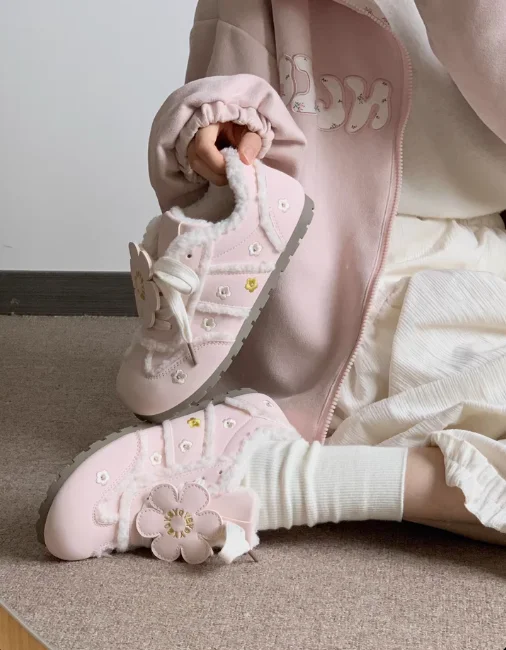 

Женские зимние теплые туфли на плоской подошве, бархатные внутренние замшевые кроссовки с кавайным принтом и цветочным принтом, элегантная балетная универсальная повседневная обувь для колледжа