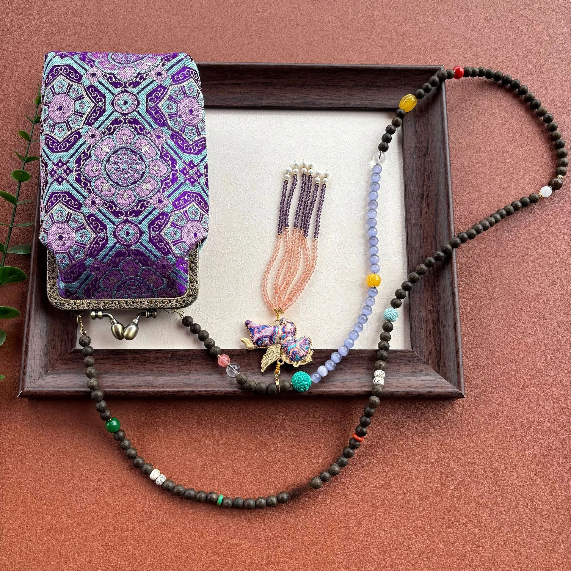nuova-borsa-per-cellulare-in-stile-cinese-con-ricamo-di-perline-fatto-a-mano-borsa-retro-con-chiusura-a-foglia-d'acero-yinsuo-versatile-per-donne
