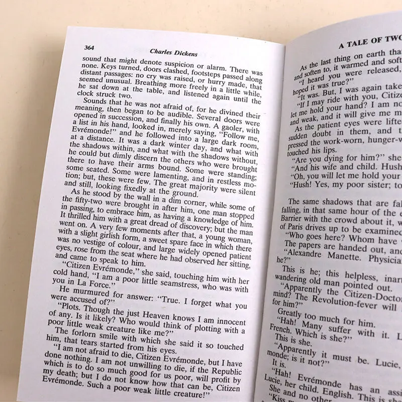 Un cuento de dos ciudades, novela en inglés de Charles Dicken, famoso escritor, libros en inglés para adultos, cuentos populares