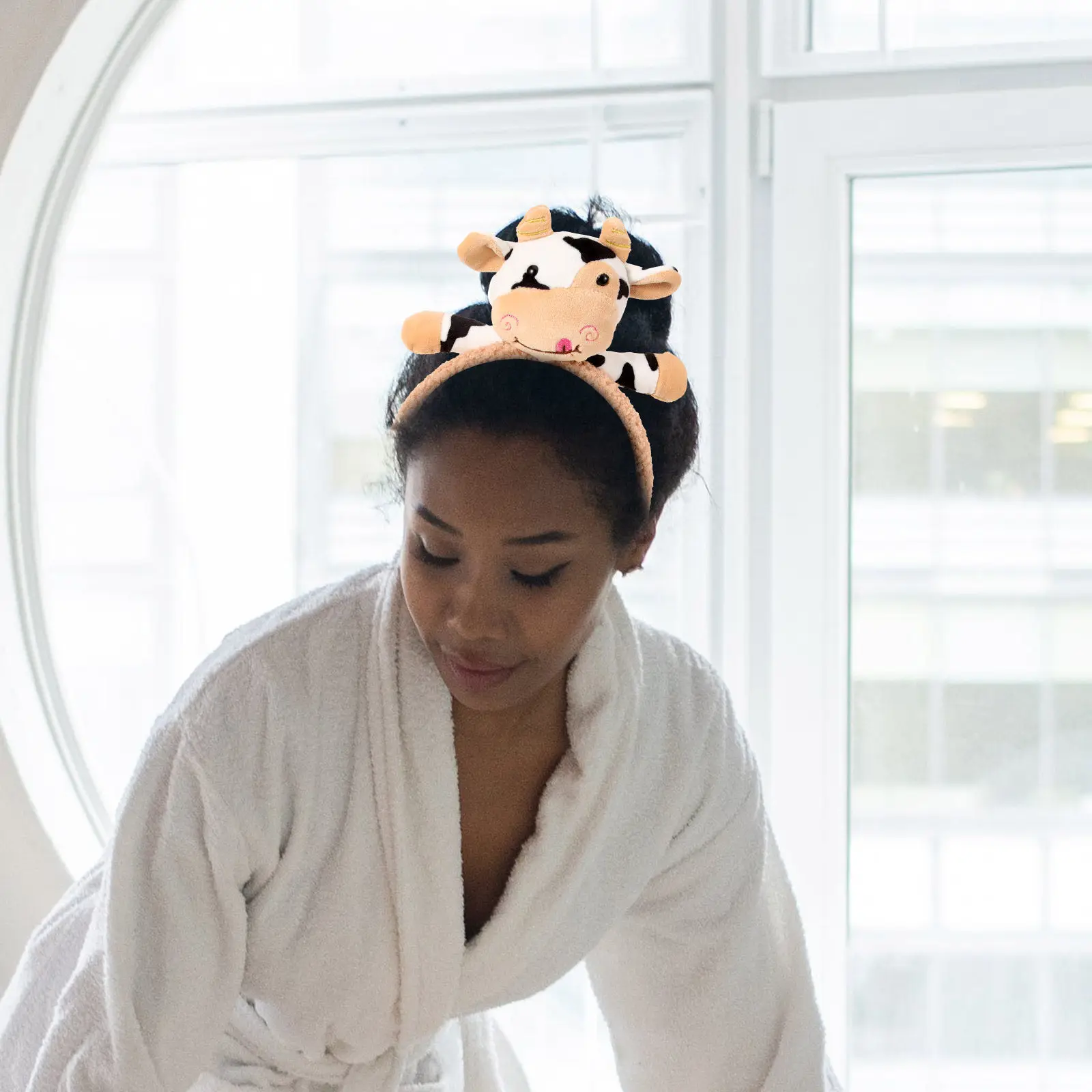

Милая мягкая повязка на голову с рисунком коровы, нескользящая, для умывания, макияжа, ухода за кожей, душа, для женщин и девочек, аксессуар для волос