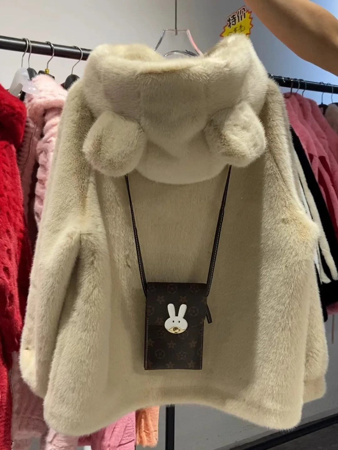 سترة شتوية بغطاء للرأس من صوف المنك الذهبي الجديد صديقة للبيئة ومتوسطة وطويلة