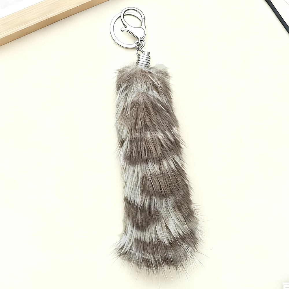 سلاسل مفاتيح من الفرو الصناعي المنفوش: سحر أنيق وناعم الملمس للمفاتيح والحقائب، مع تصميمات لافتة للنظر للإكسسوارات العصرية