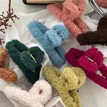 冬豪華なラムウールの髪の爪クリップ女性のためのエレガントなヘアピンフェイクファーヘアクリップバレッタカニ帽子ガールヘアアクセサリー