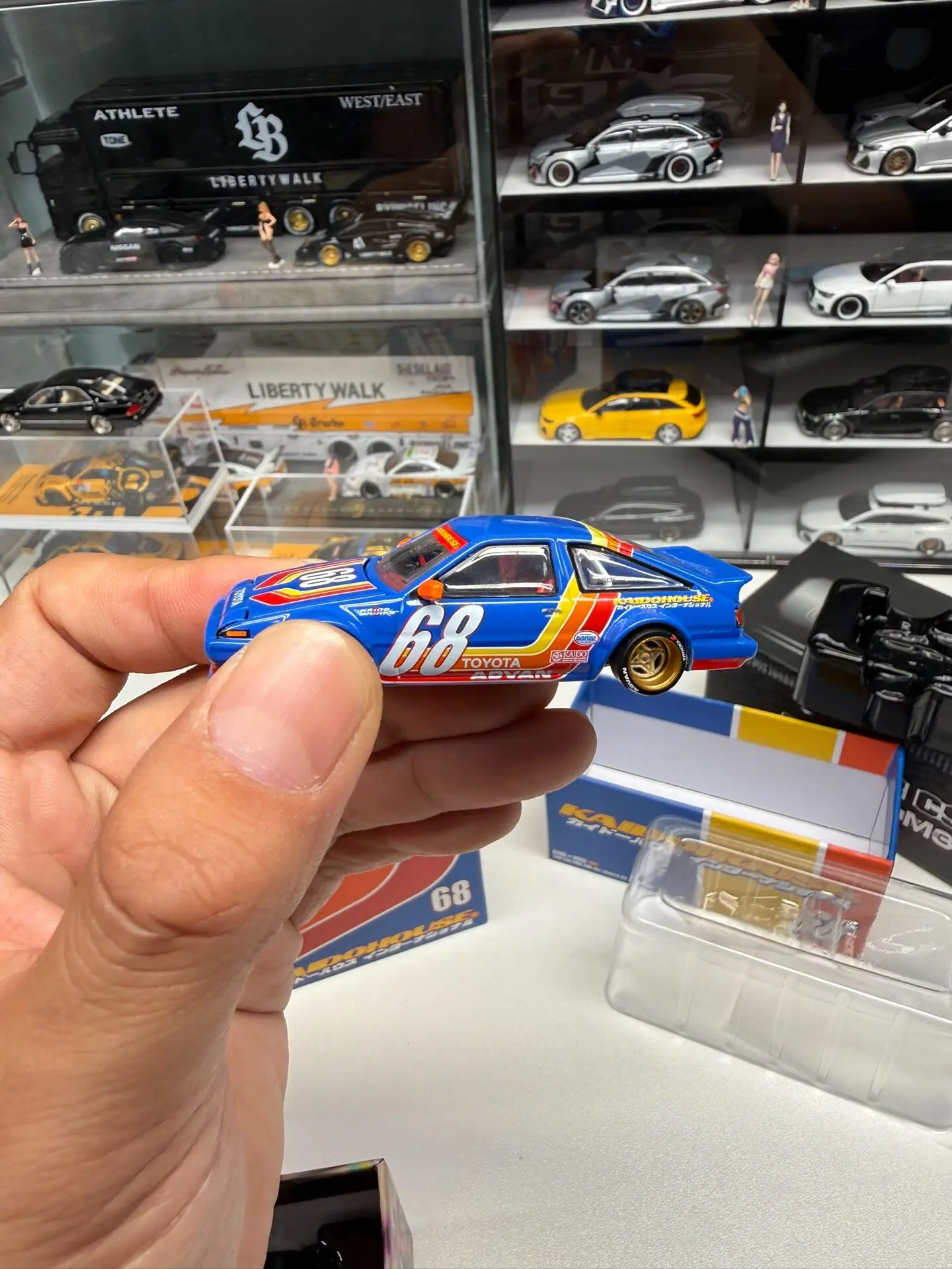 Diecast KaidoHouse MINIGT 1:64 Scale Toyota AE86 Sprinter Trueno Kaido Racing V1 #68 Alloy Car Model