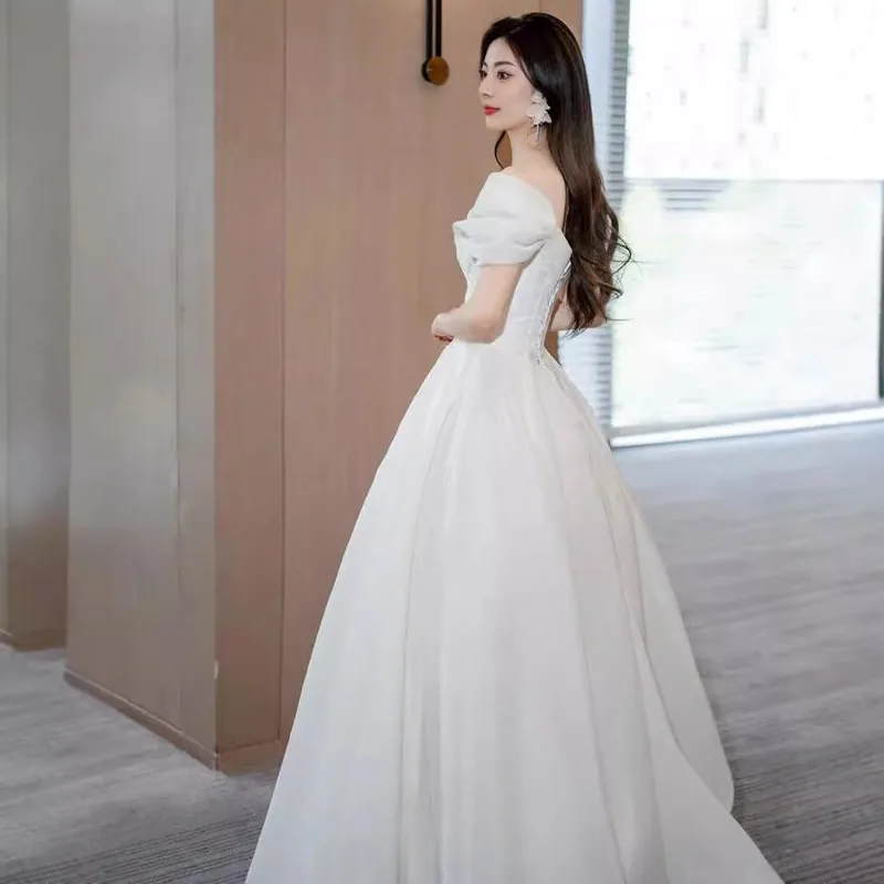 ชุดแต่งงานสไตล์ฝรั่งเศสแบบเรียบง่าย ปี 2026 แบบใหม่ ไหล่เดียว ผ้าซาติน ผ้าหลัก ไซส์ใหญ่ เรียบง่าย เหมาะสำหรับงานกลางแจ้ง ถ่ายรูปท่องเที่ยว