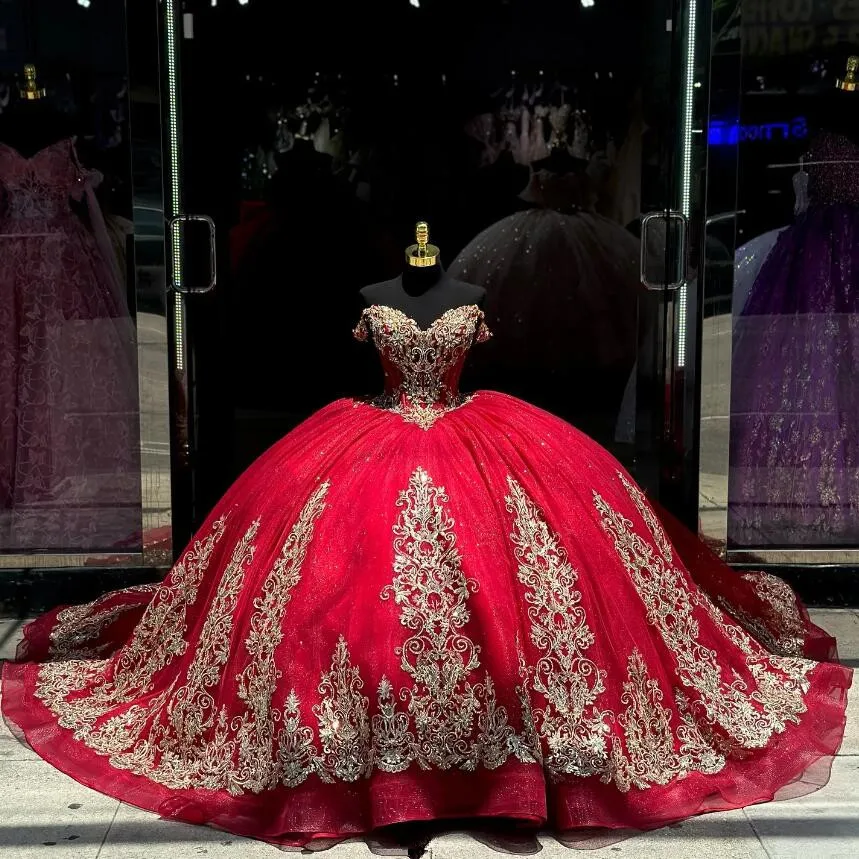 فستان مكشوف الكتفين من Quinceanera مع مشد مزين ، تنورة منتفخة ، فساتين أميرة حمراء متألقة ، 15 لونًا ،