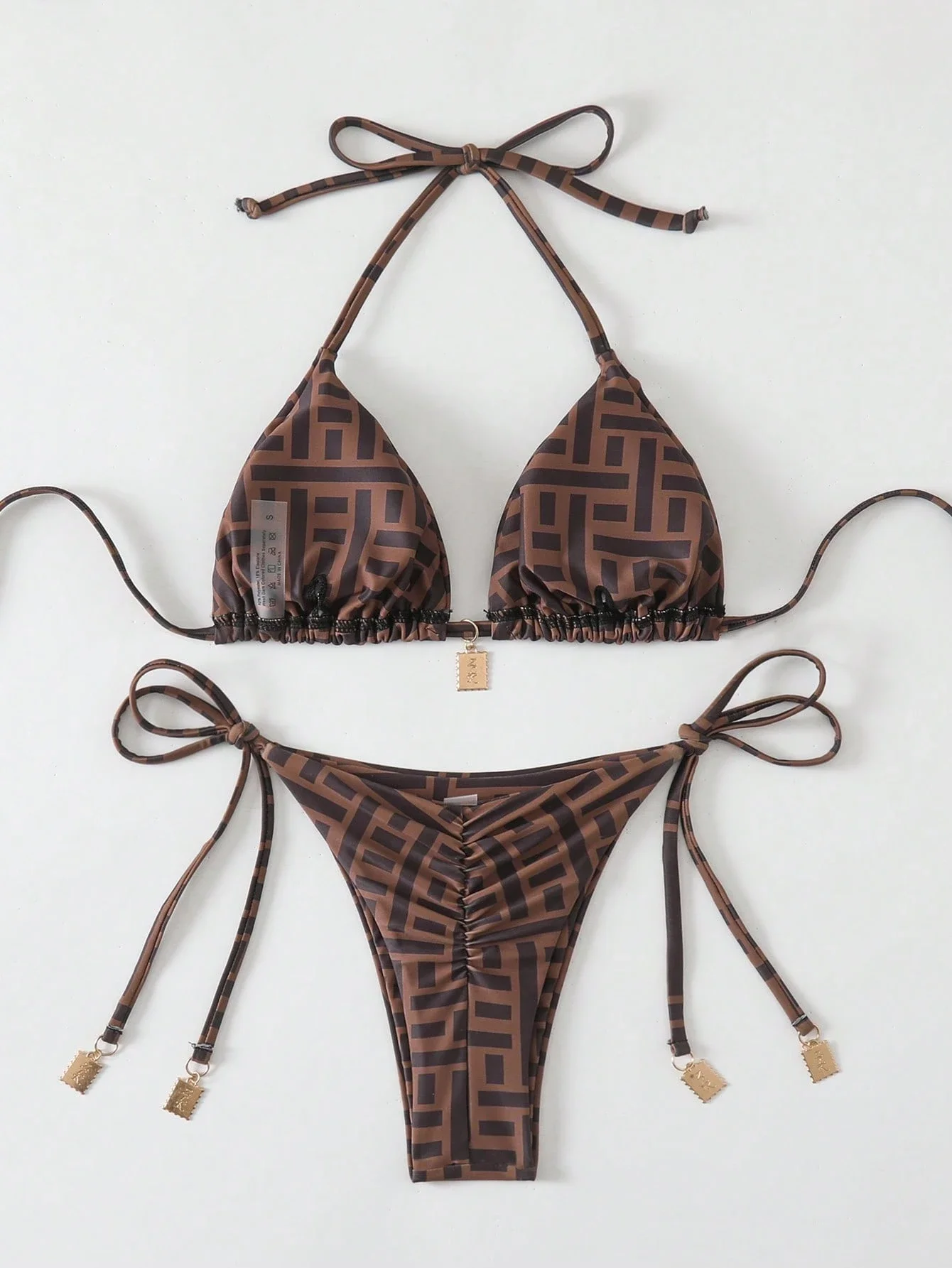 

Комплект бикини с геометрическим принтом коричневого цвета, с завязками на шее и металлическим декором