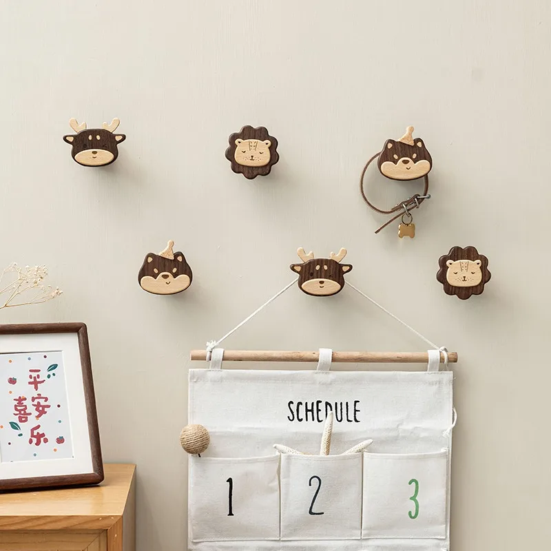 Il gancio in legno massello entra nella porta, porta interna del appendiabiti d'ingresso, appendiabiti da parete a parete dietro