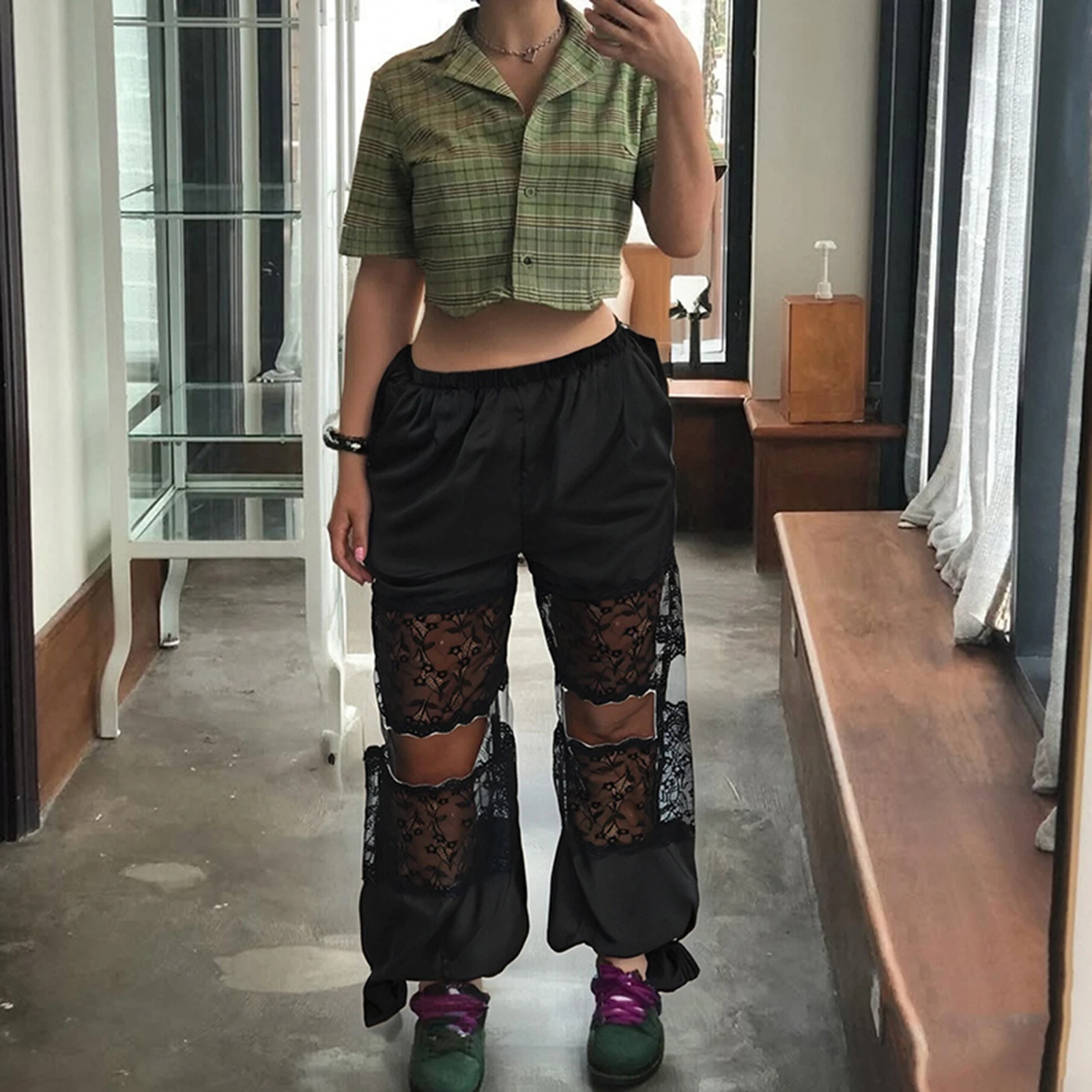 سراويل نسائية كاجوال سوداء مع جيوب من الدانتيل الشفاف المرقعة بخصر مطاطي